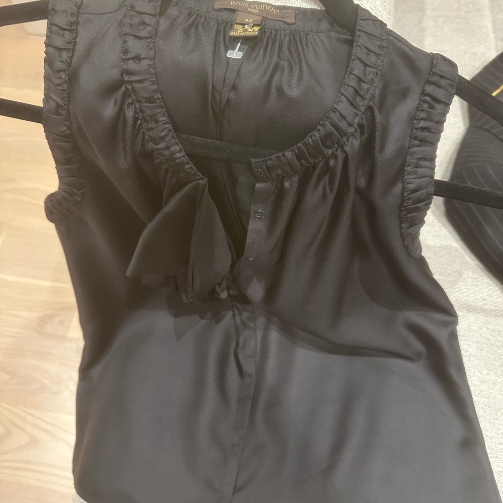 (💄SOLD 💄) Louis Vuitton Black Ruffled Blouse(100% silk )